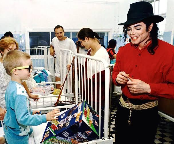 MJJSpotify2015's tweet image. DID YOU KNOW? #MichaelJackson #KingOfPop
In 2003 Michael opened his Neverland Ranch to thousands of kids as he teamed up with "Make-A-Wish Foundation " it was even mentioned in a RARE interview Michael did over the phone in Toronto by Rick Dee's
But media never mentioned that