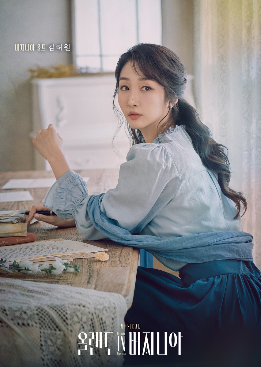 [뮤지컬 #올랜도in버지니아]

메인 프로필 공개

“한 가지 제안을 하고 싶어요. 책을 써줘요.”

🫒버지니아 울프 | #김려원
-

링크아트센터드림 드림 4관
2025.07.09 - 10.09
#뮤지컬 #올랜도인버지니아 #메인프로필공개