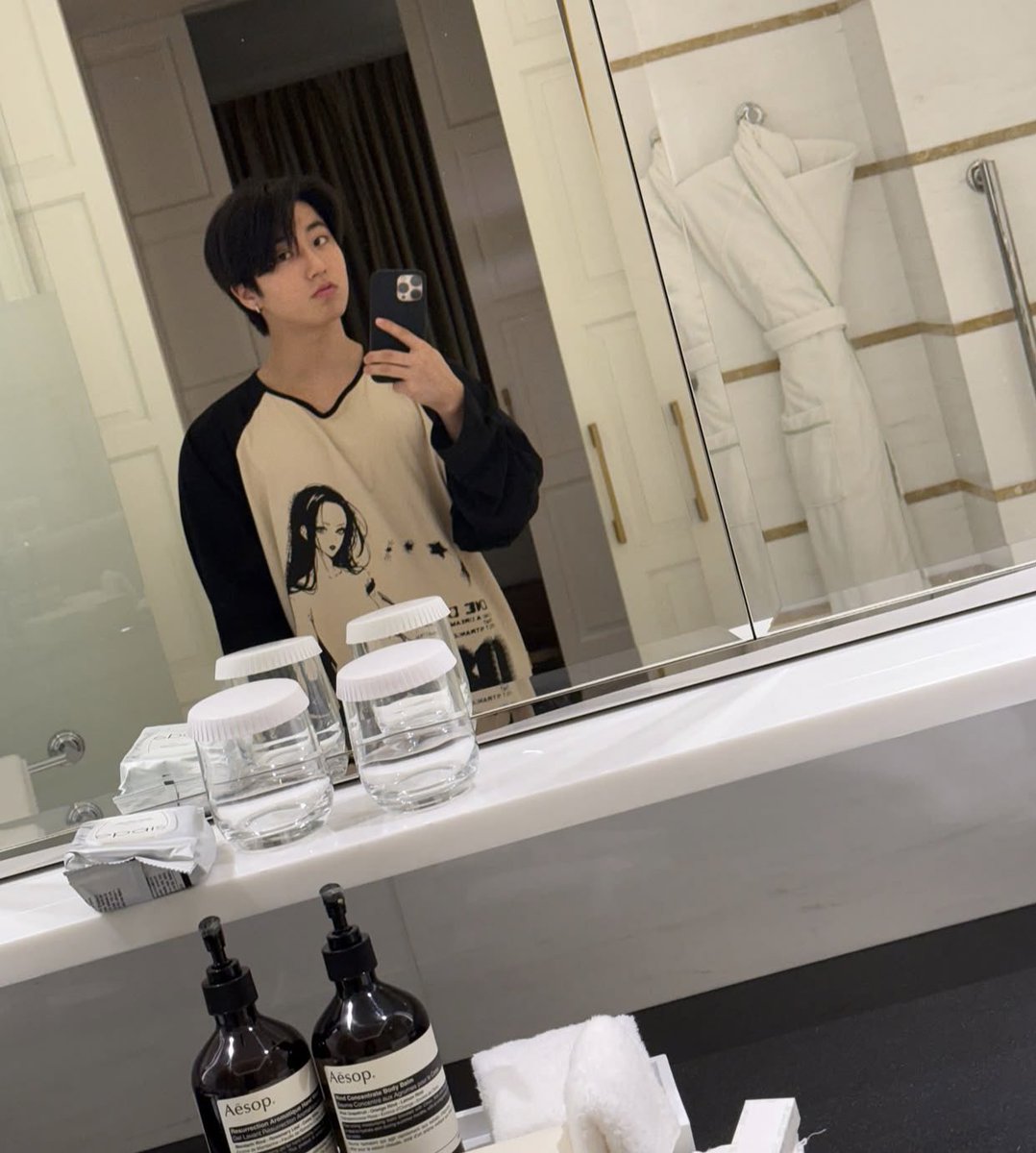 hoy los dos amores d toda mi existencia actualizaron lls amo tanto son los aeres mas lindos q existen q podria morir por amarlos d vdd como los amo han y hyunjin con los mejores hombres ke vi en toda mi outa vida moriria enamroado d ustedes