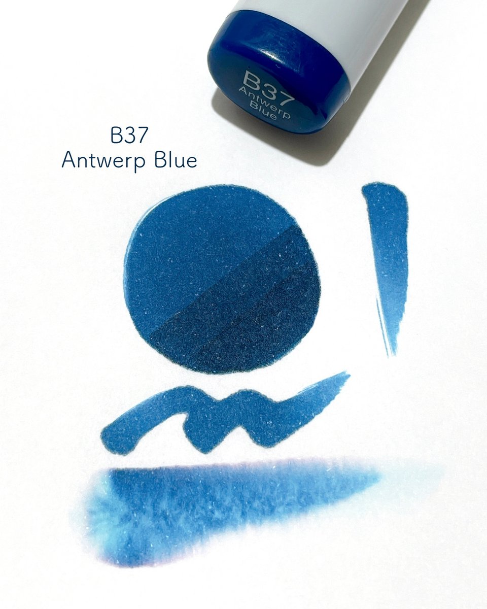 コピック社員に好きな色を聞いてみた第9弾 🎤👤

いつもコピックに触れている人たちの「推し色」が気になる…ということで今回は、製品画像やWEBサイトなどを美しく整えてくれる、要の存在・Kさんに推し色をうかがいました！

そんなKさんの推し色は…

B37
アントワープ・ブルー