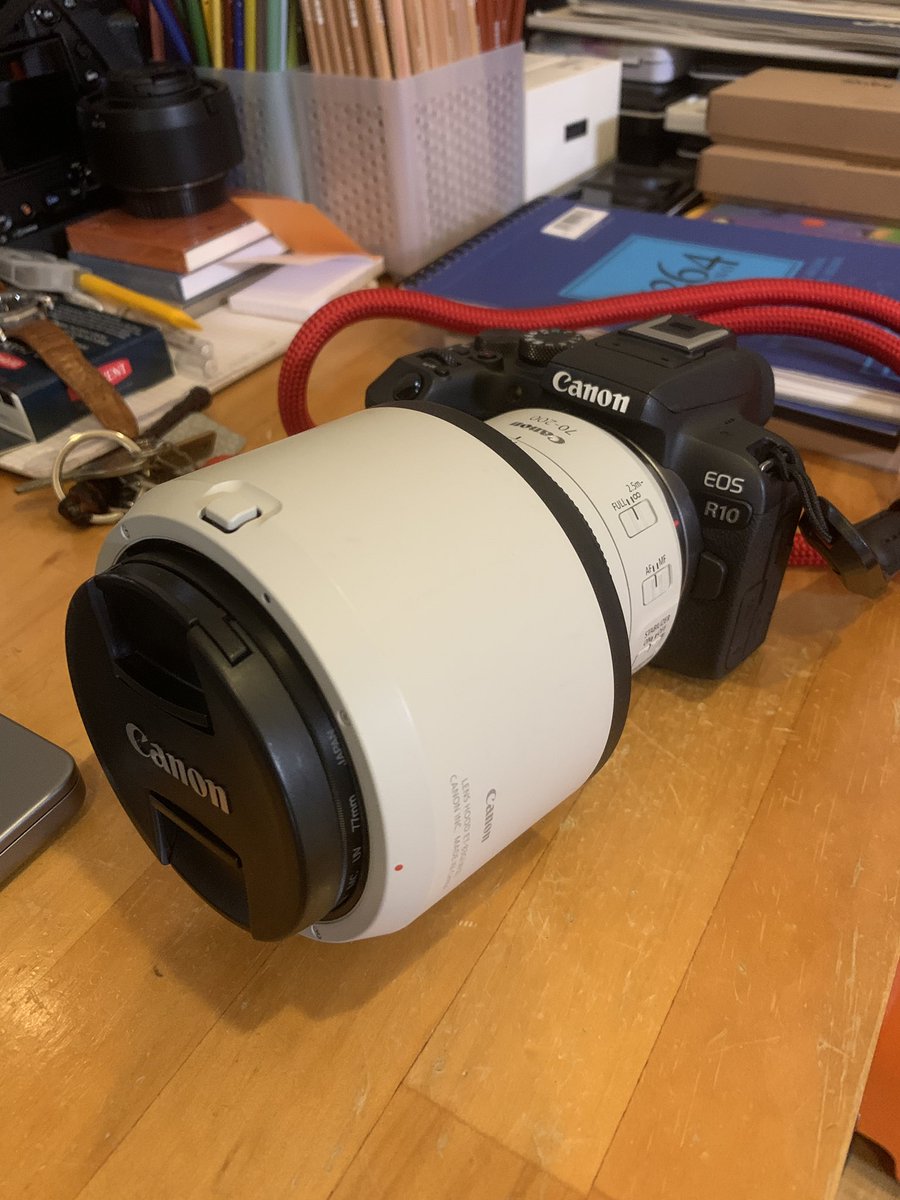 risaairkuro's tweet image. RF70-200f4L御出座！このレンズが使いたくてRFマウントにまで手を出させた張本人、罪なやつです
#お散歩レンズ #RF70-200f4L #白レンズ #RFマウント #CanonLレンズ #ズームレンズ #Canonミラーレス #CanonR10 #罪なやつ #張本人