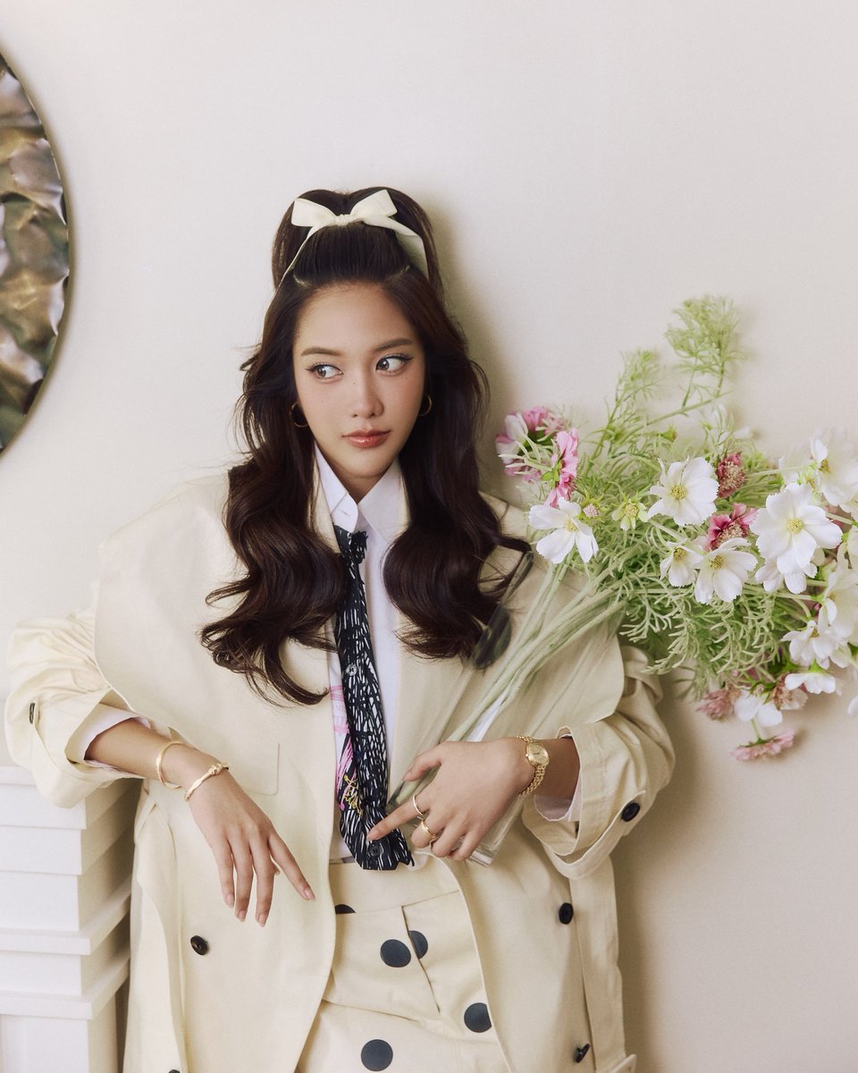 ELLEThailand's tweet photo. สวยสะกด! เปิดภาพของสาวฟรีน สโรชา @srchafreen ตัวเทนคนดังจากประเทศไทย ในแคมเปญระดับโลกล่าสุดจาก Piaget ร่วมถ่ายทอดความหรูหราสไตล์วินเทจผ่านนาฬิกา Sixties 

#ELLEThailand
#Piaget #srchafreen‌ https://t.co/lDEEvKubWz
