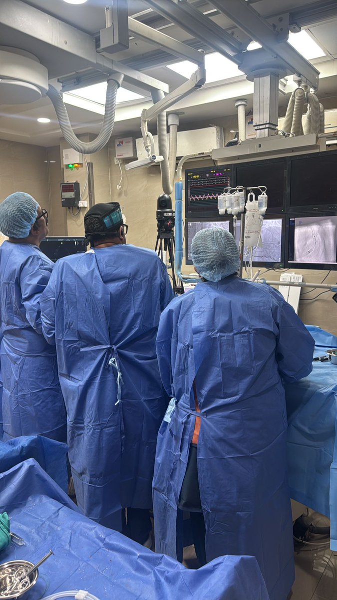 drprathapkumarn's tweet photo. Honoured to perform a complex distal LAD CTO case live at #IJCTO2025, Lucknow—retrograde crossing with snaring after failed antegrade.
Grateful to Dr. Sharad Chandra, Dr. Rishi Sethi, KGMU team, Dr. P.K. Goel &amp; our Japanese colleagues for the incredible experience!
#CTO https://t.co/Qf1SiE1GBt