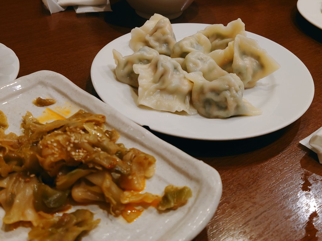 すごく美味しい餃子を食べてきた
隣にいるのはザーサイ