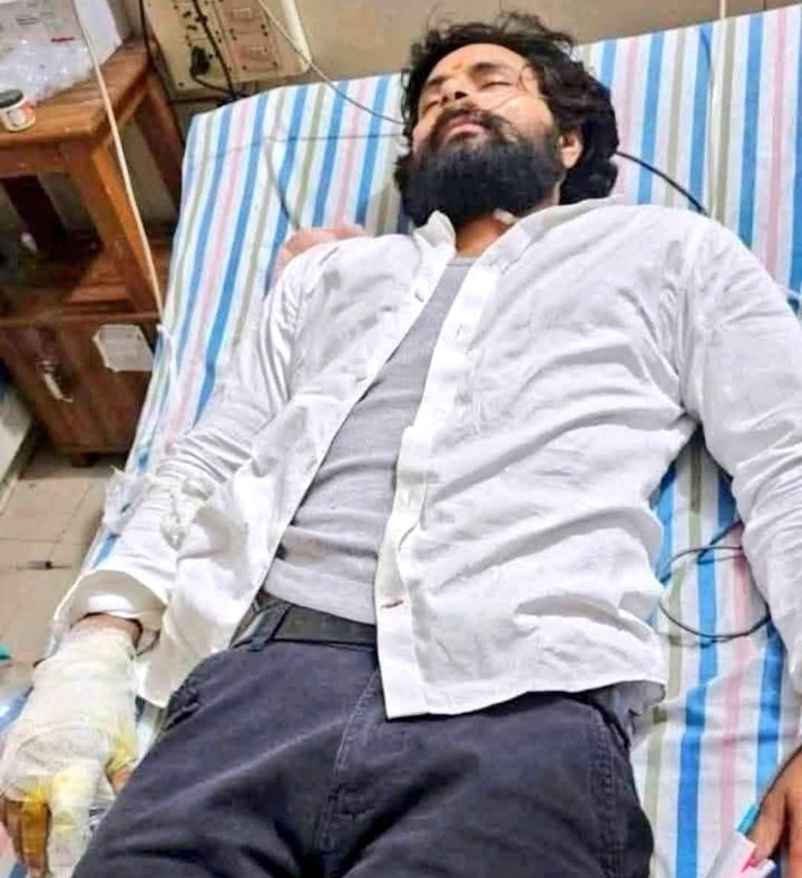मुरलीवाला हौसला 🚨
जौनपुर उत्तर प्रदेश क़े इस शख्स को शायद
हममें से बहुत से लोग चेहरे से पहचानते होंगे
नाम है मुरलीवाला हौसला... सर्प मित्र
देश में घूम घूम कर साँपो को रेसक्यू करते हैं
और फिर उन्हें जंगलों में आज़ाद छोड़ देते हैं
और लोगों को साँपो की प्रजाति बताते हैं