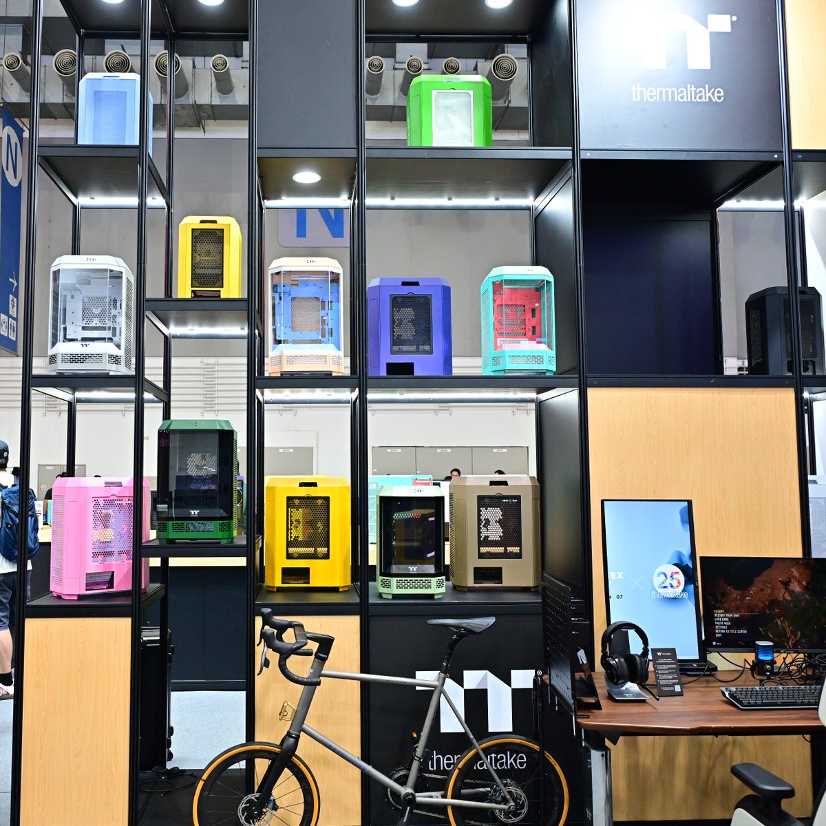 ThermaltakeInc's tweet photo. The Tower Series lineup is looking sharp. Which color would you choose for your next build? 🔴🟠🟡🟢🔵🟣🟤
#Thermaltake #TheTowerSeries #PCBuild #GamingSetup #CustomPC #CaseDesign #TheTower250 #TheTower300 #TheTower600 #ColorYourBuild https://t.co/KgcU21cifA
