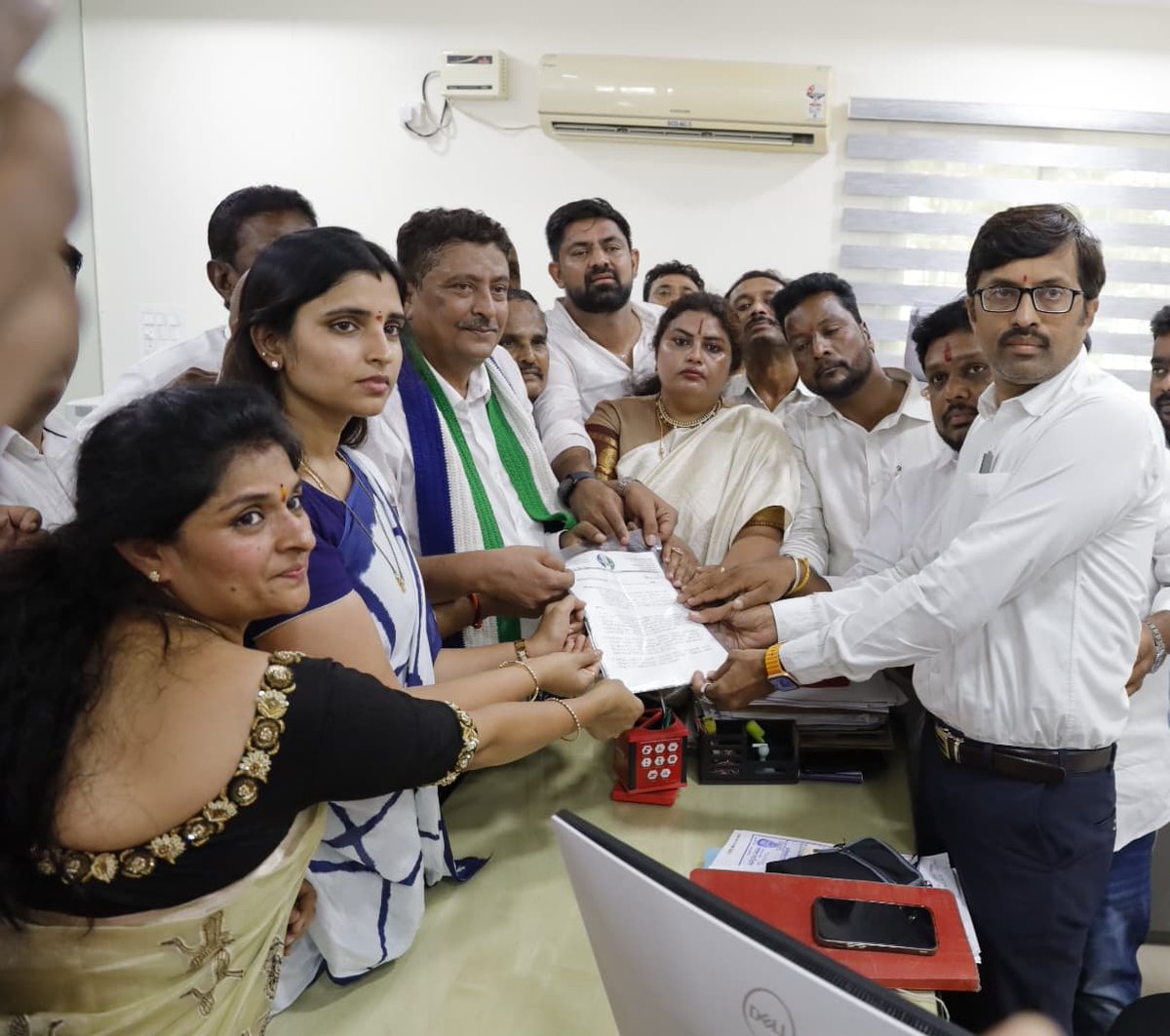 YSRCParty's tweet photo. రాష్ట్ర పార్టీ పిలుపుమేరకు వెన్నుపోటు దినోత్సవం సందర్భంగా మదనపల్లి నియోజకవర్గ చిత్తూరు బస్టాండ్ నుండి సబ్ కలెక్టర్ ఆఫీస్ వరకు ర్యాలీగా వెళ్లి గౌరవ సబ్ కలెక్టర్ గారికి మెమొరండ�� సమర్పించడం జరిగింది ఈ కార్యక్రమానికి మదనపల్లి నియోజకవర్గం వైఎస్ఆర్సిపి సమన్వయకర్త గౌరవ నిసార్ అహ్మద్ గారు ముఖ్యఅతిథిగా వైఎస్ఆర్ కాంగ్రెస్ పార్టీ రాష్ట్ర అధికార ప్రతినిధి మరియు యాంకర్ శ్యామల పాల్గొన్నారు ఈ కార్యక్రమంలో మదనపల్లి మున్సిపల్ చైర్పర్సన్ మనుజ కిరణ్ రెడ్డి, మాజీ ఏపీ ఎమ్ డి సి చైర్పర్సన్ షమీం అసల��, అన్నమయ్య జిల్లా ఉపాధ్యక్షుడు మరియు జడ్పిటిసి సిహెచ్ రామచంద్రారెడ్డి , మండల కన్వీనర్లు దండు కర్ణాకర్ రెడ్డి, కేశవరెడ్డి, శ్రీనివాసులు రెడ్డి ,వైఎస్ఆర్ కాంగ్రెస్ పార్టీ రాష్ట్ర యువజన విభాగం జాయింట్ సెక్రెటరీ షేక్ ఇర్ఫాన్ వేల సంఖ్యలో వైఎస్ఆర్ కాంగ్రెస్ పార్టీ  శ్రేణులు కార్యకర్తలు అభిమానులు పాల్గొన్నారు

#1YearForCBNBackStabbing