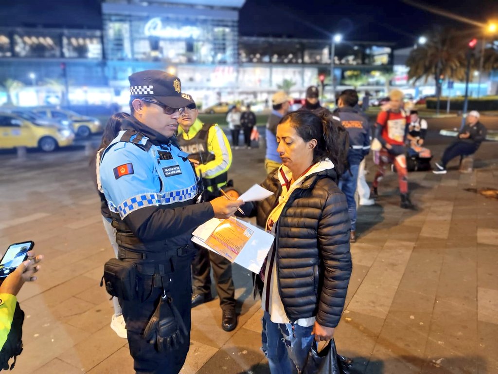 agentesdequito's tweet photo. 👮🏻♀️🚨 #OperativoDeControl | En un operativo interinstitucional en los alrededores del parque La Carolina, entregamos actas de advertencia a comerciantes que no contaban con los permisos correspondientes.
🫡 Trabajamos para recuperar tus espacios públicos.
#SomosAgentesDeQuito 💙 https://t.co/WeNTihJKrB