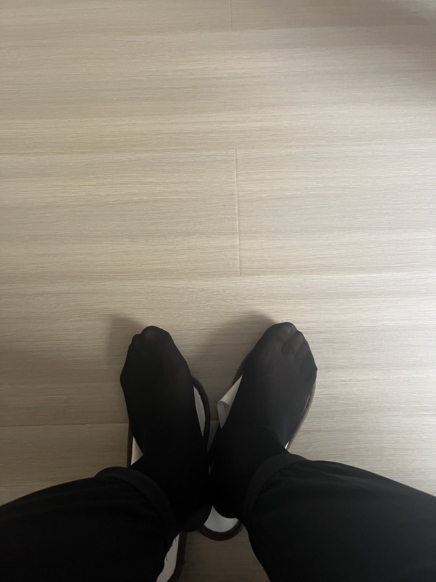怎样 忘记买袜子这里只买到了老太太皮肤袜 也是穿上黑丝了兄弟们哈哈哈哈哈哈哈哈哈哈哈 https://t.co/G4L3Lwk9tp
