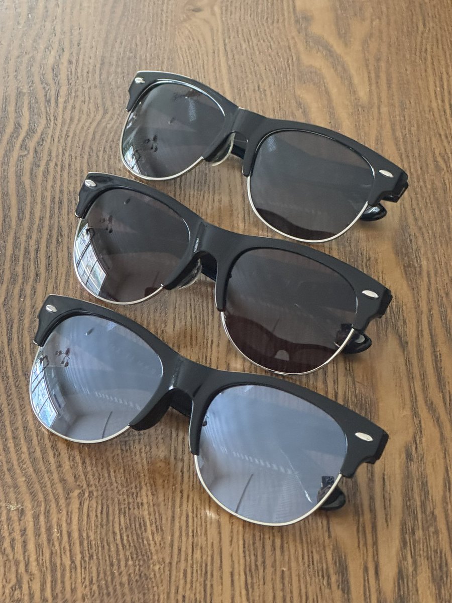1006Undercover's tweet photo. またグラサン増えたw

上・さらば劇中のと同じ物
中・帰ってきた劇中のと同じ物
下・帰ってきた公式グッズと同じ物をMASATOMOネームに変更して一般小売店向け用にした物のミラーレンズ仕様(new)

違い分かる人は多分変態ですw

#あぶない刑事 #masatomo #rynshu #サングラス https://t.co/Eqy9zHuGjj