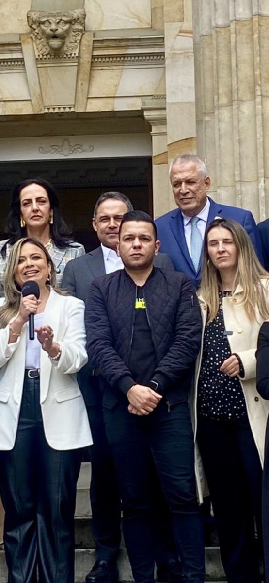 Ahí está… el que llegó al Congreso levantando las banderas del Antiuribismo… echándole la madre al Matarife… el que se vendió como de Izquierda o Progresista… en todo el centro del mismo Uribismo que tanto puteó…

Da asco ese hijueputa!!!