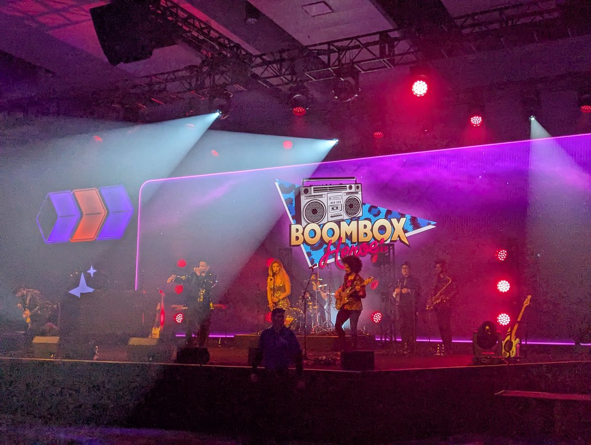 PhilippeOzil's tweet photo. #postcon is throwing a serious after party with Mark Ronson! Great vibes! 😎 https://t.co/yqobEgzdU2