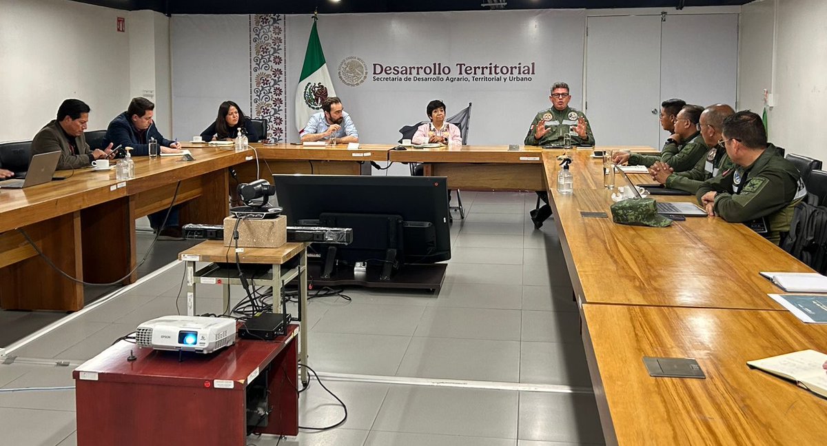 Para dar seguimiento a los proyectos ferroviarios del <a href="/GobiernoMX/">Gobierno de México</a>, nos reunimos con <a href="/andreslajous/">Andrés Lajous</a> de <a href="/ARTF_mx/">Agencia Reguladora del Transporte Ferroviario</a> y el general Gustavo Vallejo, comandante del Agrupamiento de Ingenieros Militares.

Estamos realizando un trabajo interinstitucional en territorio.