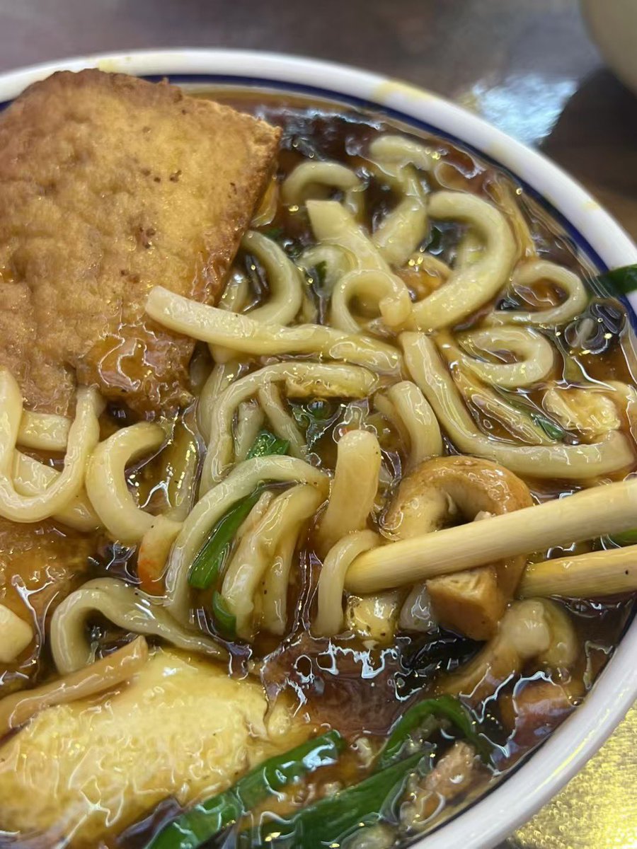 朋友极力推荐我吃的面，感觉跟喝了一碗油一样，没什么面味。