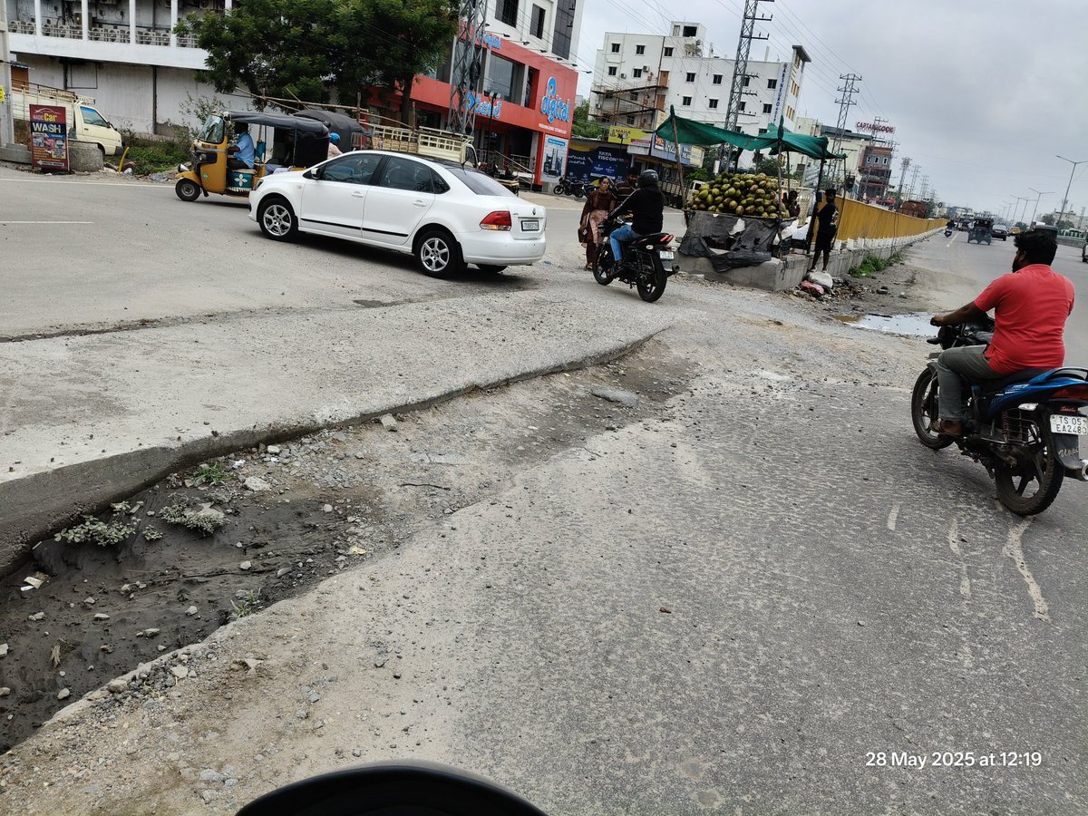 chinna_01's tweet photo. @CommissionrGHMC @GHMCOnline @KomatireddyKVR Hello all. Can some one pls help to resolve the citizen issue. Reported in the GHMC app, simply they closed the issue with resolve. Its too risky for us to enter the road . I called Hemu naik&amp;Sharth,no response from them. https://t.co/pPJqn6SyD2
