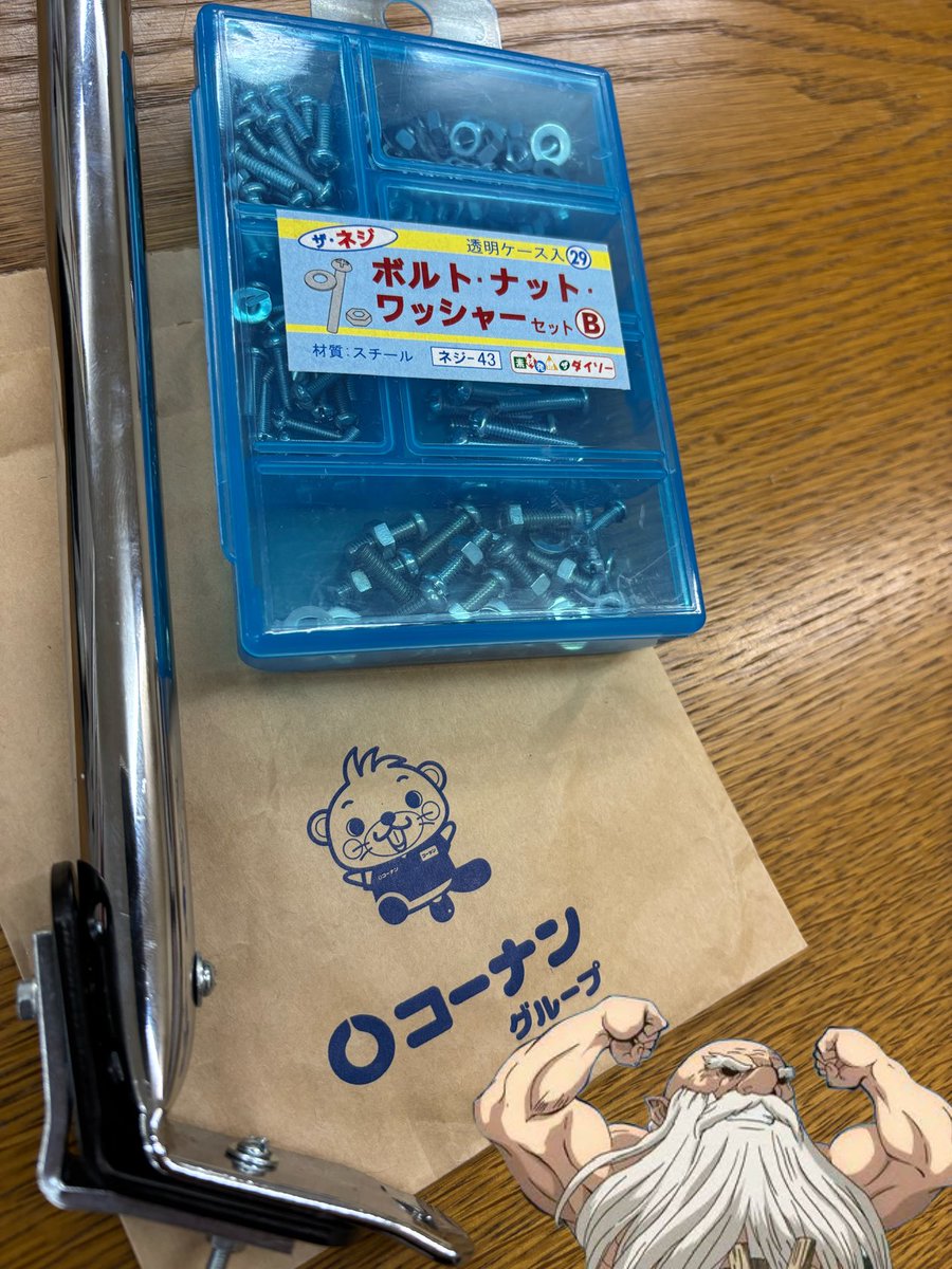 本日の献立は オーブン(溶接)いらずインパクトで簡単レシピ

①鉄工ドリルを百均で用意します(スーパーの特売日的な気持ちで

②補強したい角度に合わせてそのへんに転がってるL字金具を120°〜135°に(小さじ2〜3もはや大さじ1

③ボルトとナットを締める前に必ずワッシャーを(炒める前に塩コショウ的な