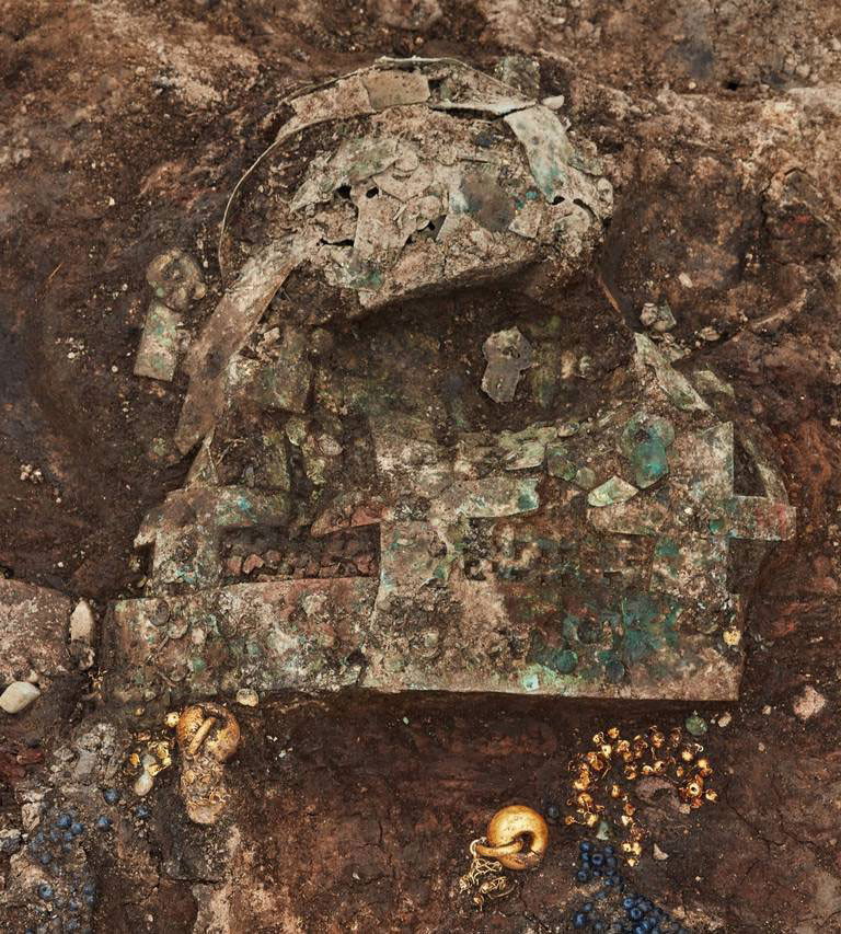 Within an elaborate 1,400-year-old grave of a high-status individual at the South Korean site of Gyeongju, once the ancient kingdom of Silla’s (ca. A.D. 57–535) capital, archaeologists discovered a gilt-bronze crown decorated with inlaid beetle wings.

archaeology.org/news/2025/05/3…