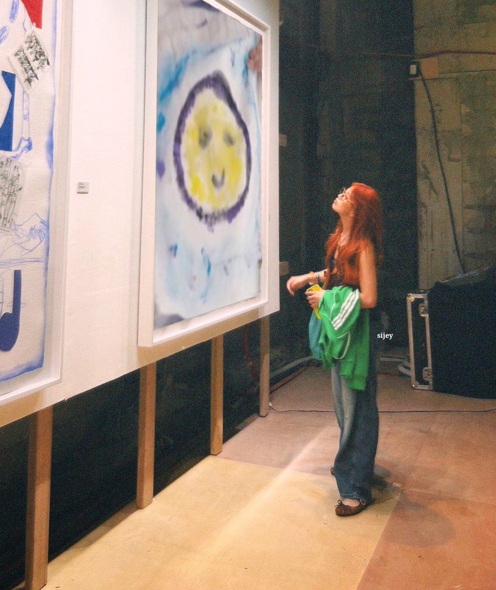sjarchvs_'s tweet photo. an art looking at art 💗 https://t.co/HfMLmSesvE