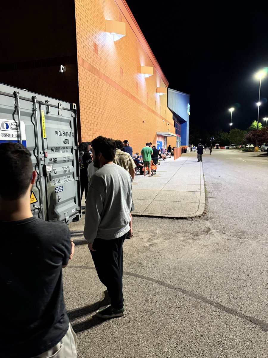 300+ people waiting at my local Best Buy for Switch 2. Great vibes too ✌️