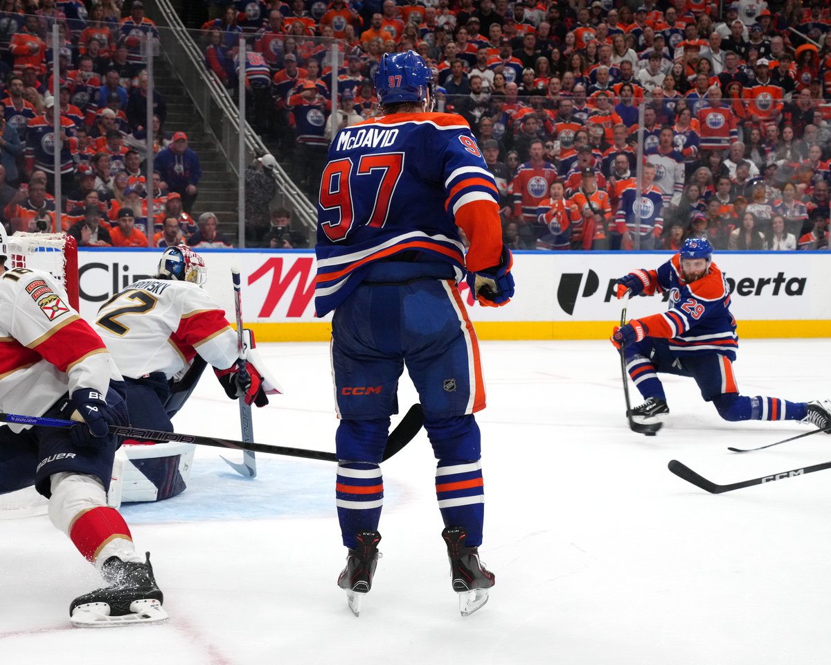 NHL's tweet image. THE GOAL 🤝 THE CELEBRATION #StanleyCup