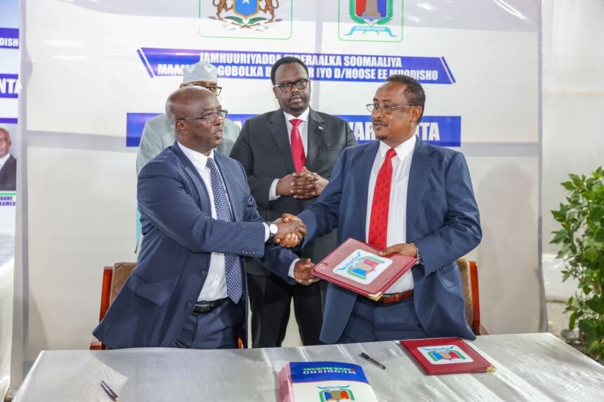 SONNALIVE's tweet image. Deputy Prime Minister Saleh Ahmed Jama presided over the handover of duties from outgoing Governor Mohamed Ahmed Amiir to incoming Governor Hassan Mohamed Hussein "Muungaab." #Mogadishu #Somalia #LeadershipTransition #Governance