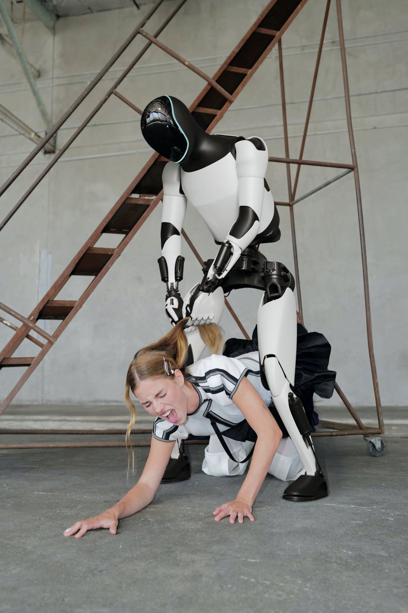 TeslaNewswire's tweet photo. 🔥🦾 Tesla Optimus had a photoshoot with influencer Anna Malygon for Coeval Magazine.
She has 5.5M followers on TikTok, 1.6M on Instagram, and a rumored six-figure income from OnlyFans.
Here are all the pics (1/3): https://t.co/pZSW7O6la3