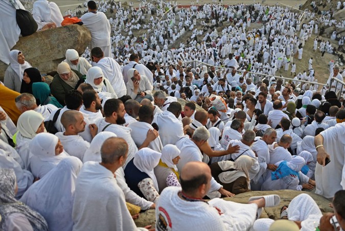 في هذا اليوم المبارك، يقف الحجيج على صعيد عرفات، في مشهد مهيب تهتز له القلوب وتدمع له العيون. تتجلّى فيه معاني الذل بين يدي الله، والافتقار الكامل إلى رحمته.

ومن رحمة الله أن فضل هذا اليوم ليس للحاج وحده، بل لكل قلب ينبض بالإيمان.

1. صيام يوم عرفة: يكفر السنة الماضية والباقية