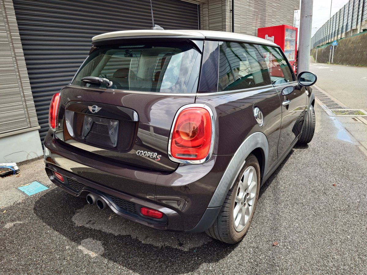 Nexus__Racing's tweet photo. おしゃれなブラウン×ホワイトのクーパーS入荷しました🚗
H27年　108000キロ
車検2年付き！
1オーナーディーラー整備車です✨
前後ドラレコ、ETC装備！
車体価格55万円！
ローン、下取りもご相談ください💪
#車売ります　#車買います https://t.co/R8I5jzXAAM