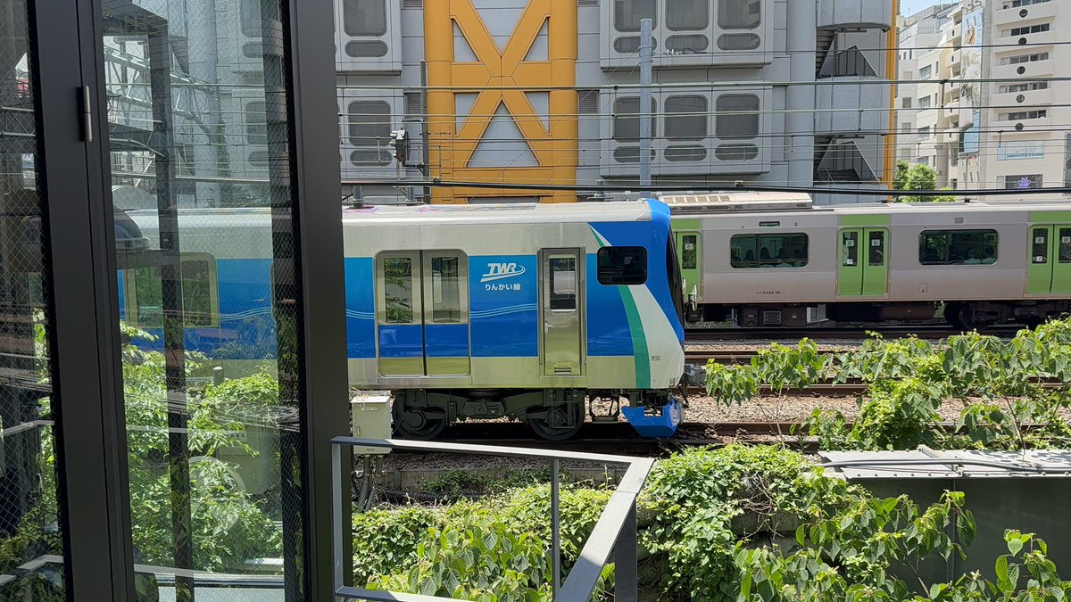 yst738784's tweet photo. 仕事の休憩時間を利用して71-000形 Z12の甲種輸送を📱
動画撮りながら写真撮ってたらすごい枚数😅

EF65の日に見れて最高です
#EF65の日 #EF65 #りんかい線 #71000形 #甲種輸送 https://t.co/7yRnxsFPL6