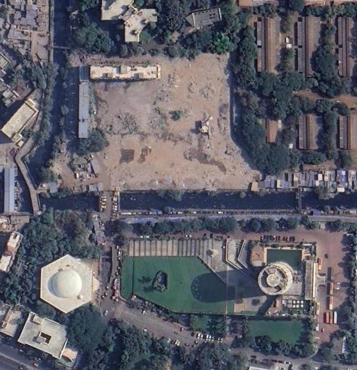 RahulChels's tweet photo. Dynamix-GroupSatellite JV have quietly nuked a slum off a prime Worli plot behind Nehru Planetarium.

3 residential buildings of 60-70 floors planned with racecourse and sea views. And a rehab building of 40 floors behind. https://t.co/MGLxQO9XFA