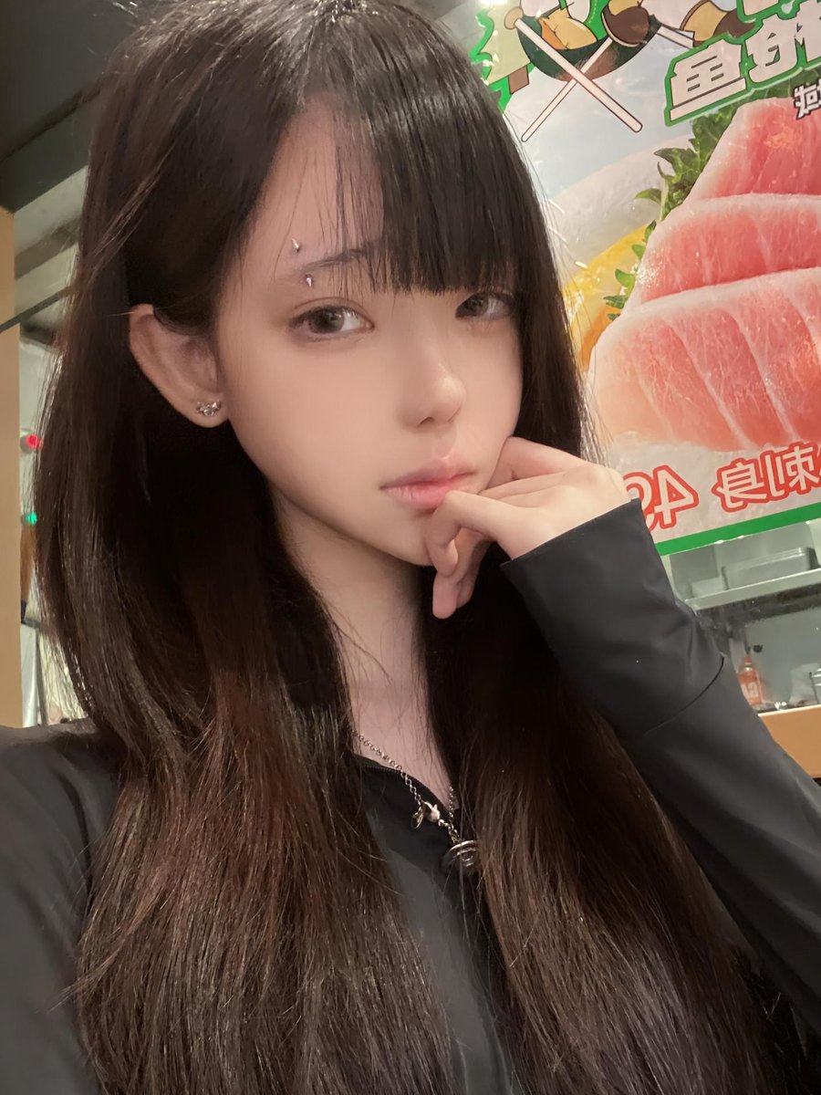 lynnnn719's tweet photo. 寿司和鸡巴哪个更好吃😋#射屏 #合照 https://t.co/W9pmEzegsA