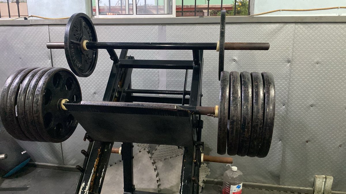 SoyCodeVT's tweet photo. A nadie le importa pero ayer rompí mi récord en esta madre cargue 120 kilos
#gym #pierna #muslon #Vtuber https://t.co/JwUJrLGSTS