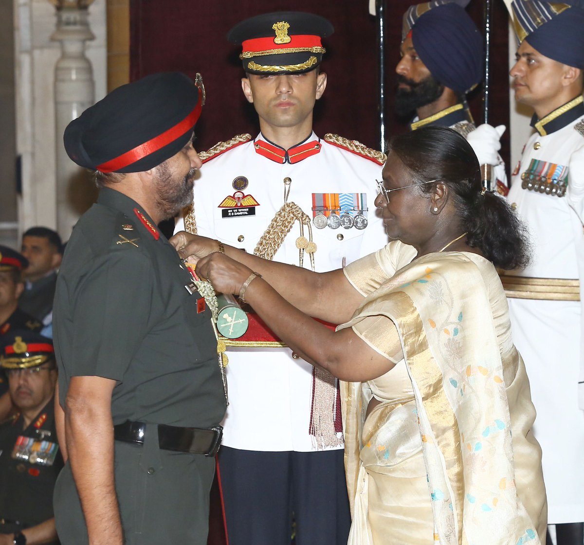 Def_PRO_Chennai's tweet photo. Lt Gen Karanbir Singh Brar, PVSM, AVSM, General Officer Commanding #DBA was honoured by President Smt Droupadi Murmu with Param Vishisht Seva Medal at #DefenceInvestitureCeremony2025 (Phase-II) on 04 Jun ‘25  at Rashtrapathi Bhavan. 92 Distinguished Service Awards were presented. https://t.co/ddDkuMpsZv