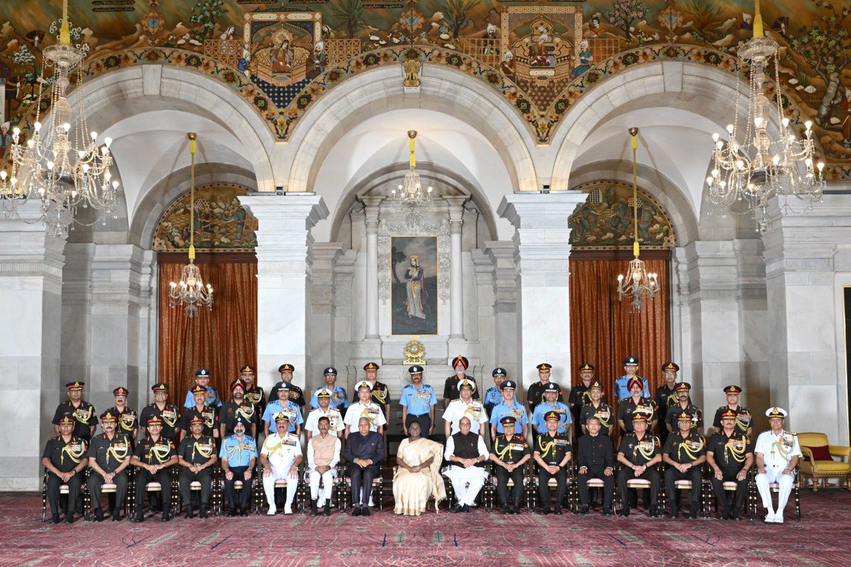 Def_PRO_Chennai's tweet photo. Lt Gen Karanbir Singh Brar, PVSM, AVSM, General Officer Commanding #DBA was honoured by President Smt Droupadi Murmu with Param Vishisht Seva Medal at #DefenceInvestitureCeremony2025 (Phase-II) on 04 Jun ‘25  at Rashtrapathi Bhavan. 92 Distinguished Service Awards were presented. https://t.co/ddDkuMpsZv