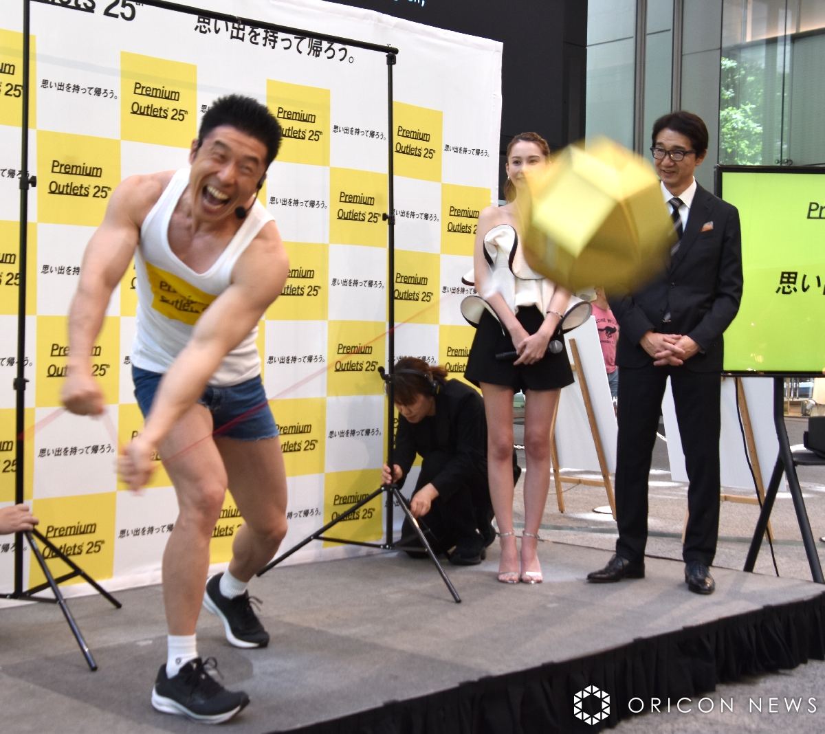 oricon's tweet photo. なかやまきんに君、くす玉を破壊
「何てことをしてしまったんだ」
https://t.co/u9ksoccsfu

#なかやまきんに君 https://t.co/ruYqRxsLkm
