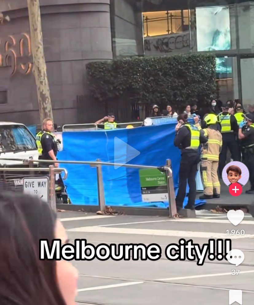 สังเกตหลายรอบมากๆ เวลามีอุบัติเหตุที่ออส จะมีผ้าใบแบบนี้มาขึงปิดเสมอ โคตรจะดีเลย มันห้ามคนถ่ายไม่ได้หรอก ความขี้เสือกคน แต่ในไทย เปิดหรา ถ่ายรูปใน crime scene เอามาลงข่าวโต้งๆ ทุเรศ