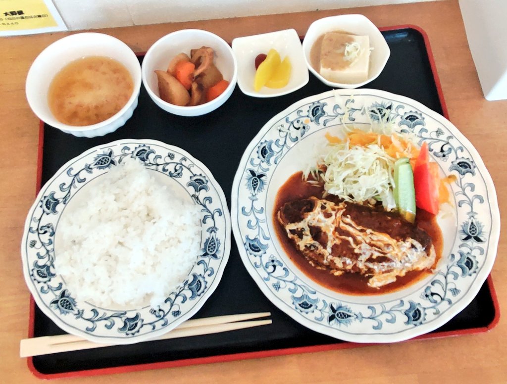 最近…味覚が変わったのかな…
メインのハンバーグが美味しいのは…
変わらないが…
副菜の煮物や胡麻ダレ豆腐が…
凄く美味く感じる…
家庭の味に飢えているからか？
メインを差し置いて副菜の方を…
沢山食べたくなる衝動に駆られる…