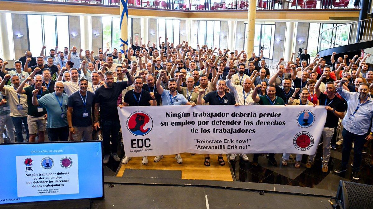 Firme respaldo en el VI Congreso de Coordinadora Estatal de Estibadores Portuarios al compañero Erik Helgeson y su organización, el Sindicato Sueco de Estibadores (SDU), ante los ataques sufridos.  

Con un mensaje claro: ✊  ¡Reinstate Erik now! — Återanställ Erik nu!