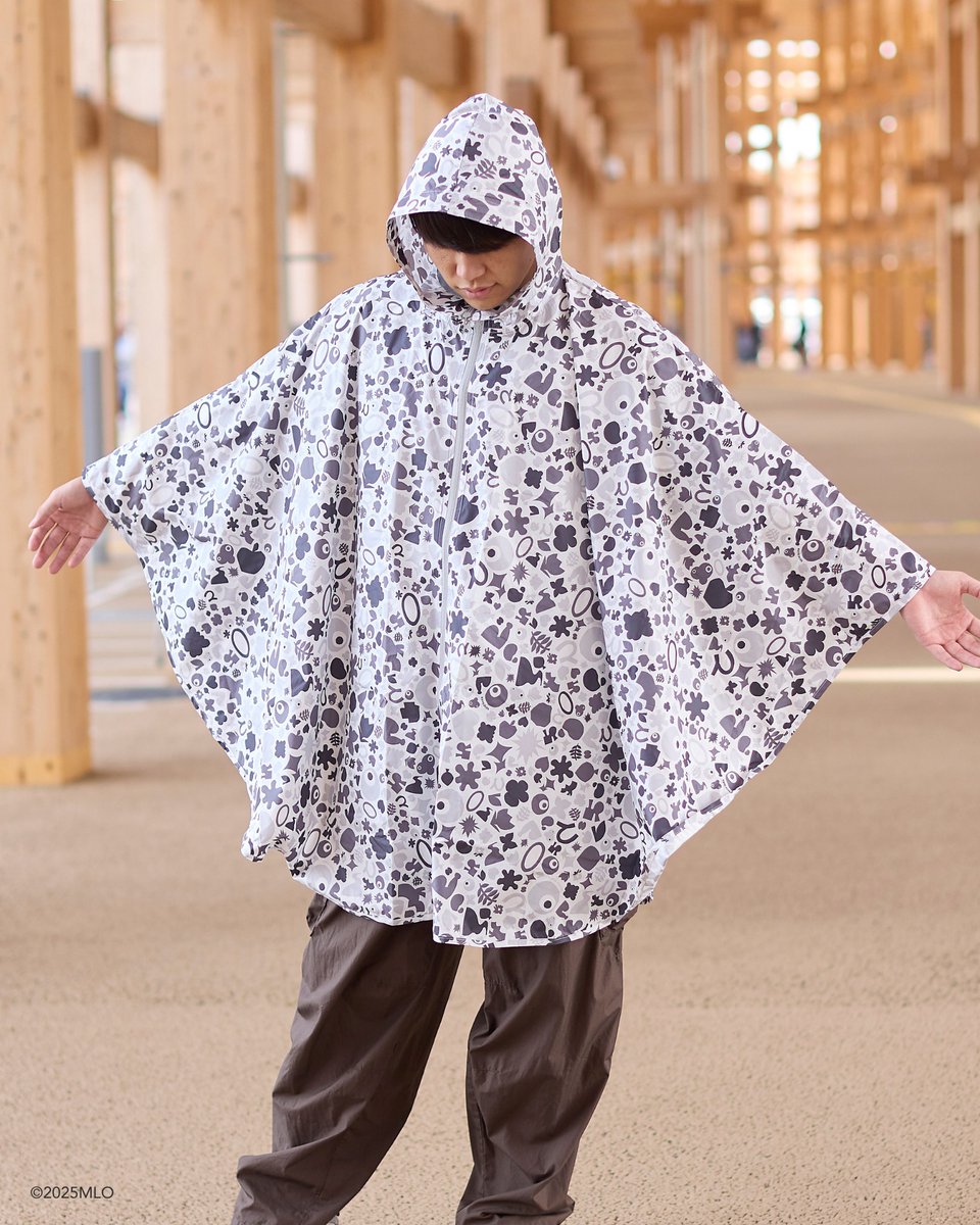 ミャクミャク　レインポンチョ　ユニセックス　万博限定　モノトーン柄　大人用 ジメジメした梅雨を ミャクミャクと一緒に乗り切ろう☁🌀 ＼ この季節