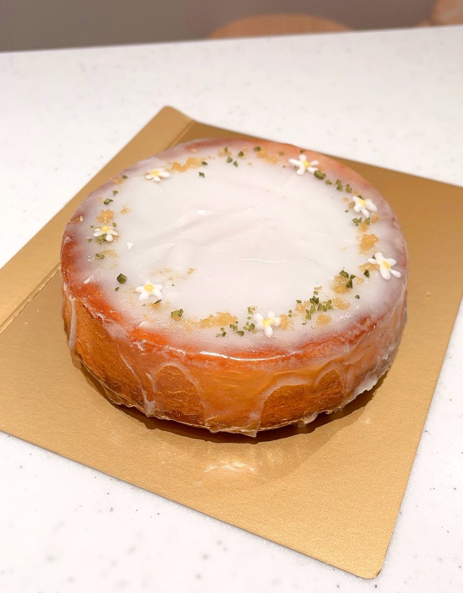 今月のケーキはレモンバターケーキ🧈
アイシング下手すぎてお花のつもりが花以外の何者かになってる ほんとにたすけてよ。