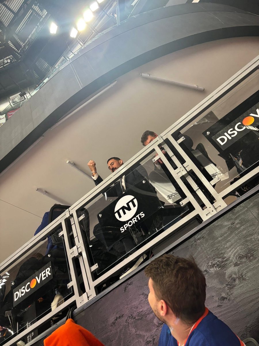 InvisableHair's tweet image. Getting to see MY bracelets be worn by @BizNasty2point0 and @WayneGretzky was not on my 2025 bucket list! Thank you to my aunty for taking some to the game! One of the best moments of my life!! One down!