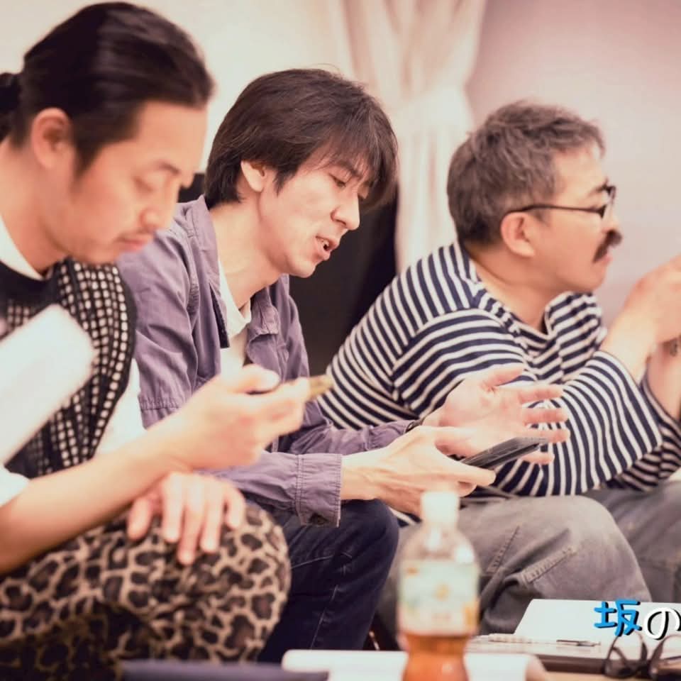 本日2日目!!

坂チームの公演は14時開演となります！

本日は☀
暑くなっておりますので
劇場に来られる際はお気をつけてお越しください

本作の季節は夏…
季節の匂いも感じてみてはいかがでしょうか？😊

当日のご来場もお待ちしております！

 #坂の上の家
Photo by  #安斎しのぶ
