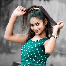 ये औरैया की You Tube ब्लॉगर शिवानी कुमारी हैँ,
अपने जीवन के हर पल का ब्लॉग बना लेती हैँ,
कल गांव में पड़ोसियों से मार हो गई,
तो उसका भी ब्लॉग बना लिया,
तस्वीर में लाठी भांजती दिख रही हैँ शिवानी कुमारी

हालांकि पड़ोसी ने भी इन्हें खूब गंदी गंदी गाली दी,

लेकिन वीडियो से डॉलर तो