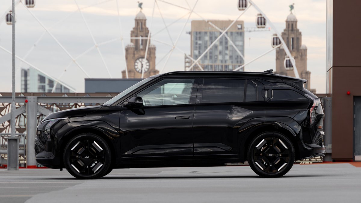 Black never asks for attention.
This EV3 gets it anyway.

(IG) sparoveloce

#Kia #MyKia #EV3 #MovementThatInspires