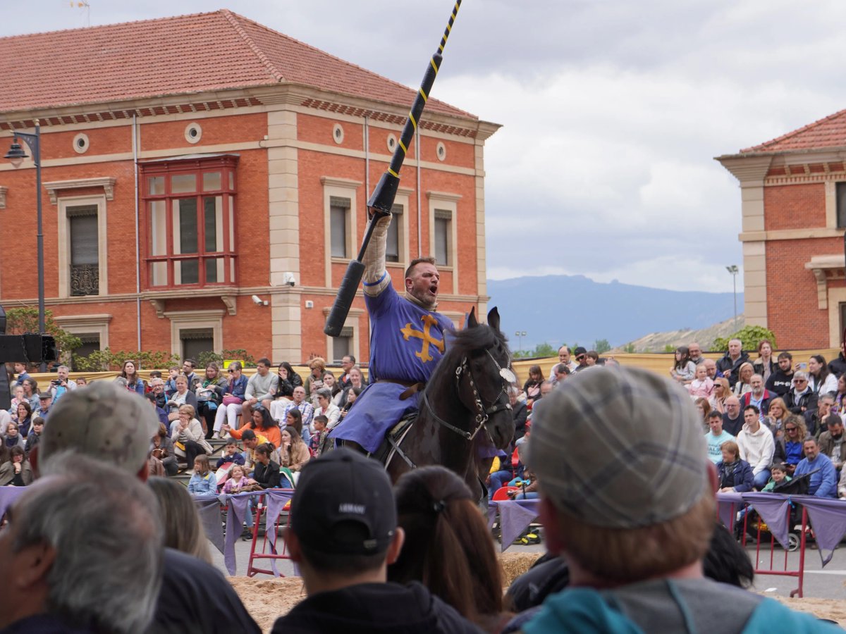 🎉 ¡Logroño ya huele a fiesta! Del 7 al 12 de junio, la capital riojana celebra #SanBernabé, unas fiestas llenas de historia, sabor y tradición. Revive las recreaciones del asedio francés de 1521. 🍷 Tapas, vino, danzas, desfiles y un sinfín de actividades para toda la familia.
