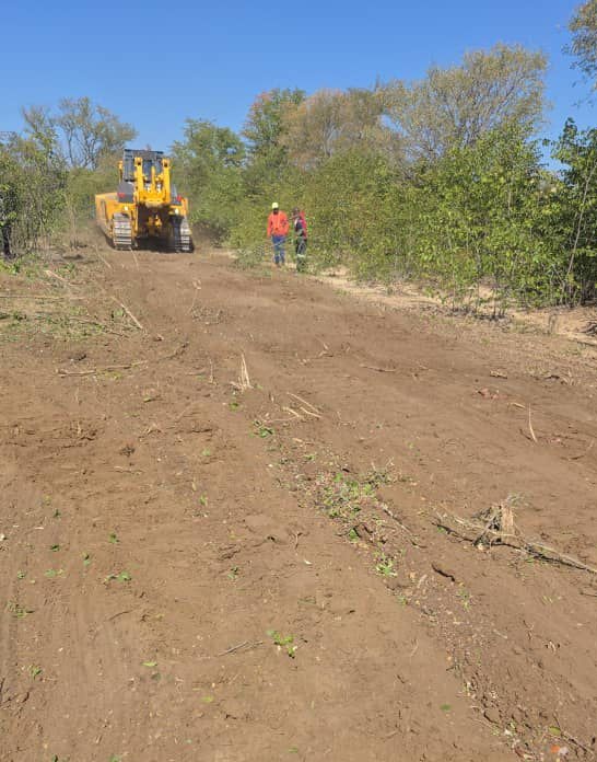 MinistryofTID's tweet image. #RoadConstructionUpdate 
 #RoadWorks
 We&apos;re making progress on the Bulawayo-Victoria Falls road rehabilitation project with bush clearing underway on the Bernice Area detour. 
#InfrastructuralDevelopment 
#KilometerbyKilometer