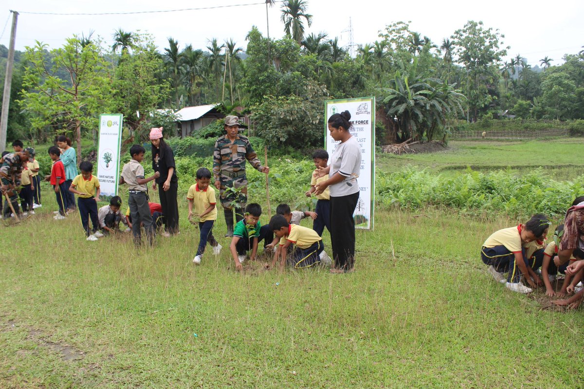 TezpurPro's tweet photo. 134 Ecological Task Force,Territorrial Army, organized massive plantation drives at Gamani &amp; Rehajuli on World Environment Day with locals, students, Forest Dept and Dabur(I)Ltd, planting 5000 fruit bearing trees.
@CMOfficeAssam @DefenceMinIndia https://t.co/J6H1nRwXz5