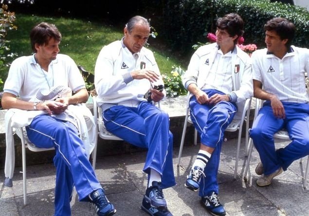 Marco Tardelli, Enzo Bearzot, Paolo Rossi y Gaetano Scirea.

En su retiro de Pontevedra, justo en estos dias de hace 43 años antes de hacer historia en España82.

Scirea, Rossi y Bearzot ya han fallecido, DEP.