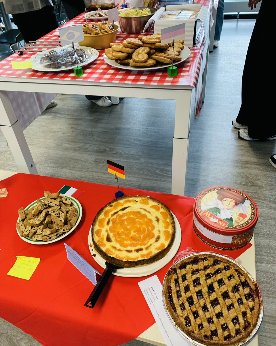 Mybus_Germany's tweet image. 先日フランクフルトのオフィスで、社員持ち寄りのランチ会が行われました！世界最古と言われている🇦🇹リンツ発祥の「リンツァートルテ」や旬の🇩🇪フランクフルト名物、卵とじゃがいもと食べる「グリューネゾーセ」など、手作りご飯が並びました。🇯🇵いなり寿司など日本食も海外の社員に喜ばれました🤗