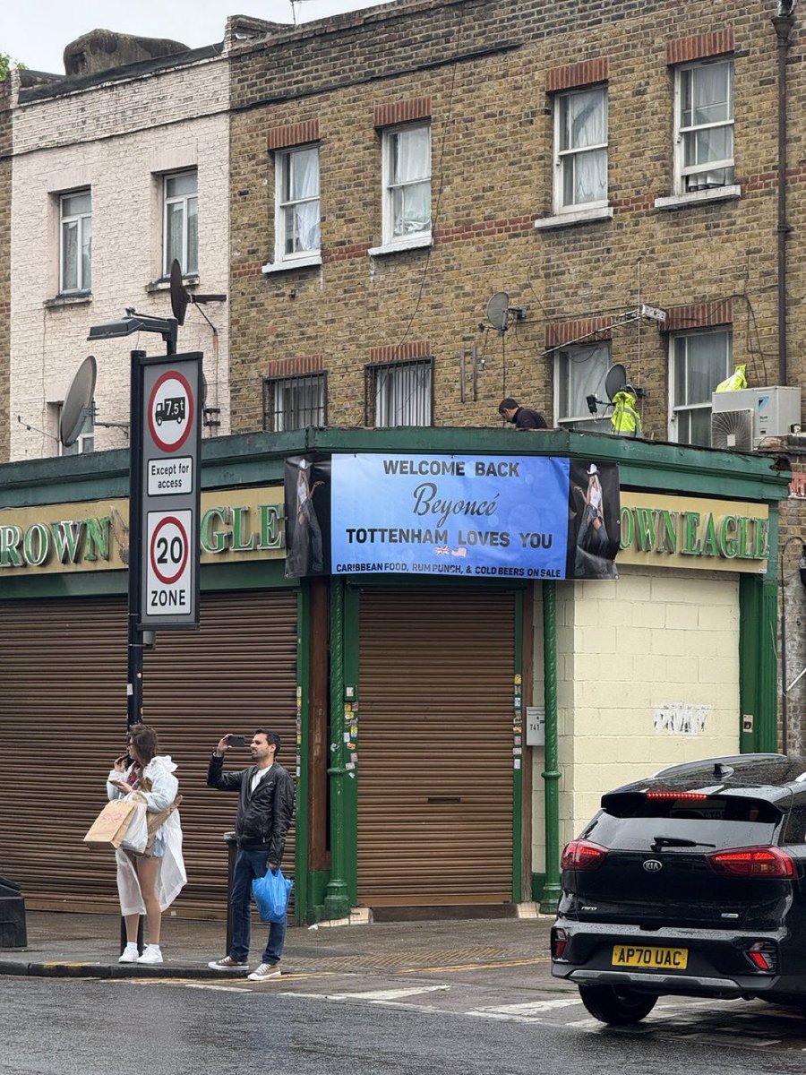 THUGGABEY's tweet photo. TOTTENHAM welcomes back Beyoncé 😭

“WELCOME BACK BEYONCÉ
TOTTENHAM LOVES YOU” https://t.co/Z8uO761xDL